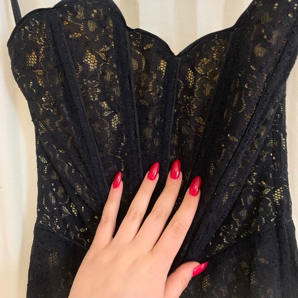 Black  strapless lace dress. Lined in yellow. - Picture 3 of 5